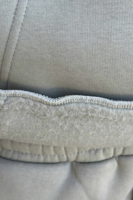 KOSTUM ME PUSH HOODIE +TUTA ME SHKRIME TË VOGLA PËR MESHKUJ NË NGJYRËN GRI TË ZBARDHUR - 3