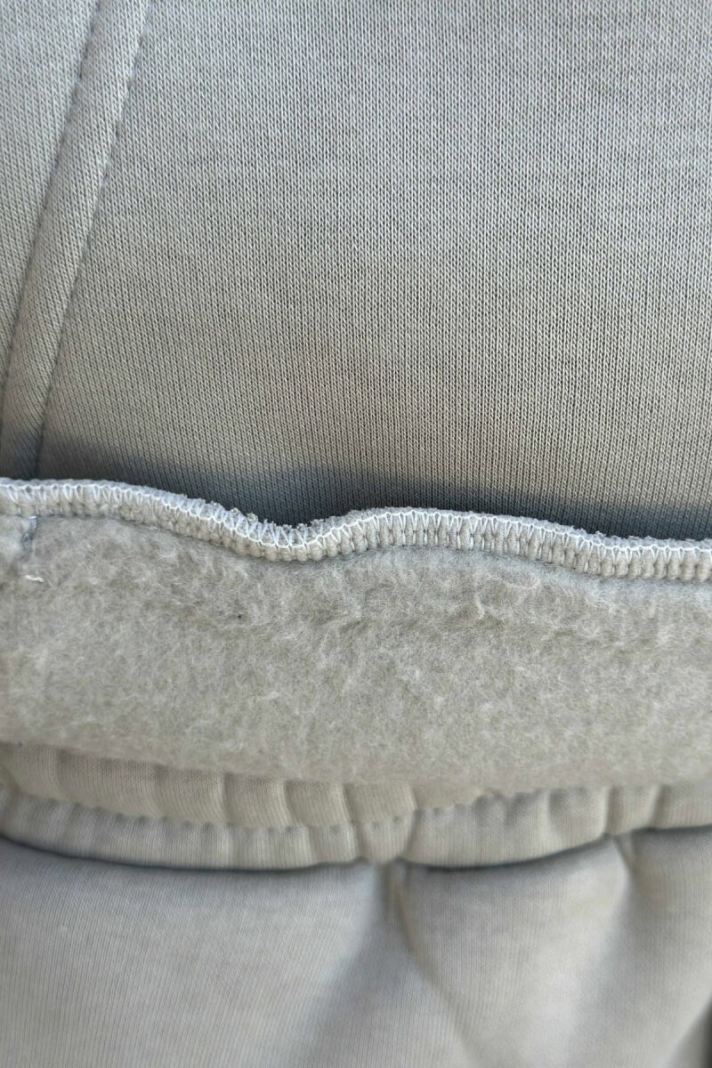 KOSTUM ME PUSH HOODIE +TUTA ME SHKRIME TË VOGLA PËR MESHKUJ NË NGJYRËN GRI TË ZBARDHUR - 3