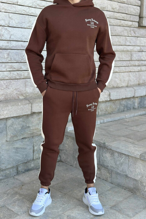 KOSTUM ME PUSH HOODIE +TUTA ME SHKRIME TË VOGLA PËR MESHKUJ NË NGJYRËN KAFE - 1