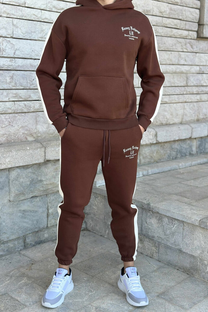 KOSTUM ME PUSH HOODIE +TUTA ME SHKRIME TË VOGLA PËR MESHKUJ NË NGJYRËN KAFE - 1