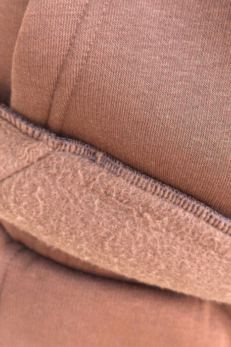 KOSTUM ME PUSH HOODIE +TUTA ME SHKRIME TË VOGLA PËR MESHKUJ NË NGJYRËN KAFE - 3