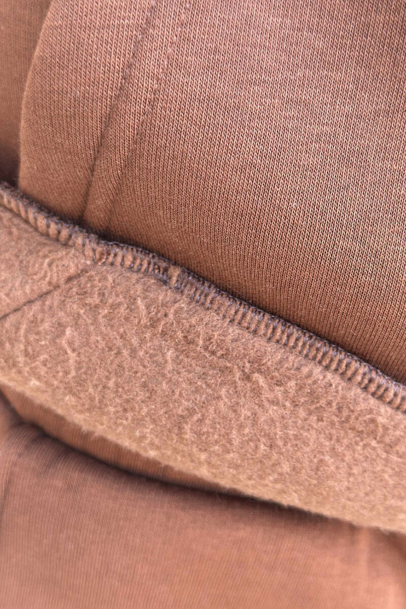 KOSTUM ME PUSH HOODIE +TUTA ME SHKRIME TË VOGLA PËR MESHKUJ NË NGJYRËN KAFE - 3