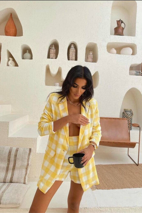 KOSTUM ME XHAKETË DHE PANTALLONA TË SHKURTRA PËR FEMRA NË NGJYRËN E VERDHË - KLAUDIO FASHION