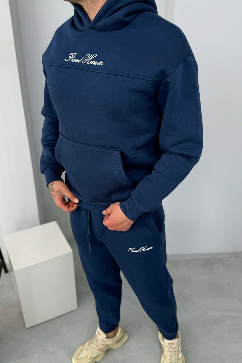 KOSTUM NJE NGJYRESH HOODIE ME SHKRIME + TUTA PER MESHKUJ NE NGJYRE BLU - 3