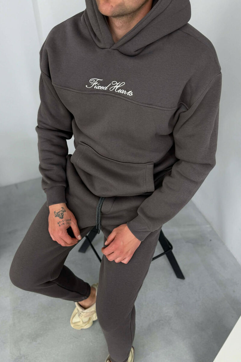 KOSTUM NJE NGJYRESH HOODIE ME SHKRIME + TUTA PER MESHKUJ NE NGJYRE GRI TE ERRET - 2