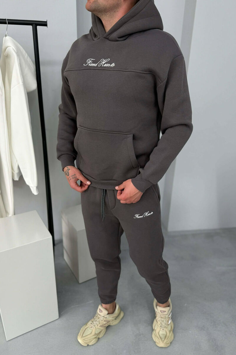 KOSTUM NJE NGJYRESH HOODIE ME SHKRIME + TUTA PER MESHKUJ NE NGJYRE GRI TE ERRET - 5