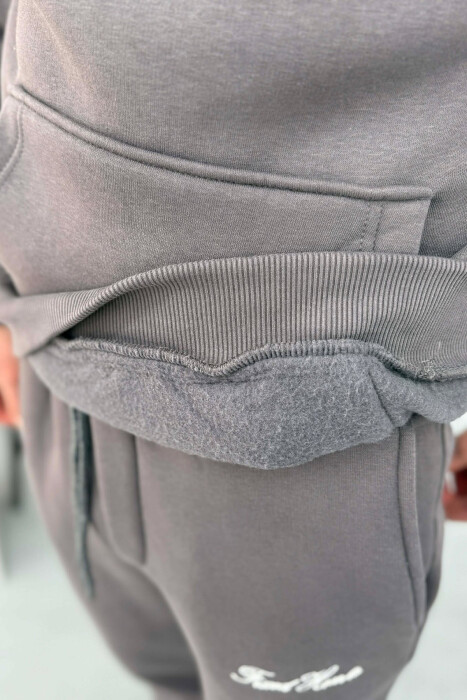 KOSTUM NJE NGJYRESH HOODIE ME SHKRIME + TUTA PER MESHKUJ NE NGJYRE GRI TE ERRET - 8