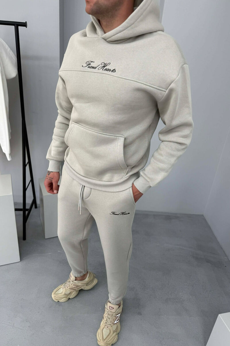 KOSTUM NJE NGJYRESH HOODIE ME SHKRIME + TUTA PER MESHKUJ NE NGJYRE GRI TE ZBARDHUR - 3