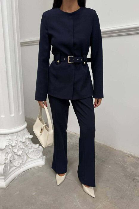 KOSTUM NJË NGJYRËSH XHAKETË ME RRIP+PANTALLONA PËR FEMRA NË NGJYRE BLU - 3