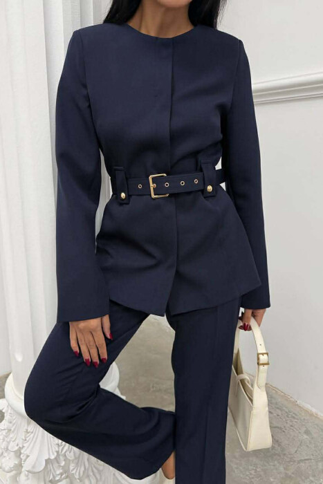 KOSTUM NJË NGJYRËSH XHAKETË ME RRIP+PANTALLONA PËR FEMRA NË NGJYRE BLU - 5