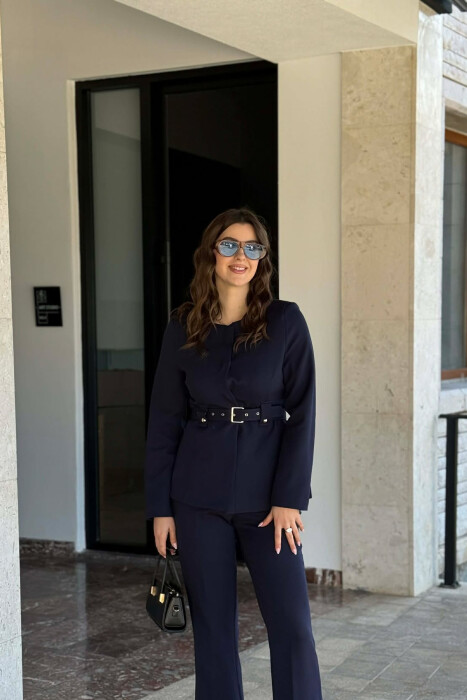 KOSTUM NJË NGJYRËSH XHAKETË ME RRIP+PANTALLONA PËR FEMRA NË NGJYRE BLU - 2