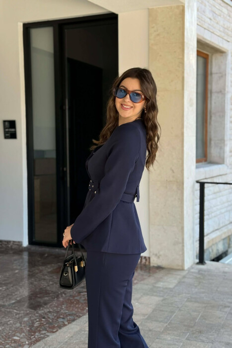 KOSTUM NJË NGJYRËSH XHAKETË ME RRIP+PANTALLONA PËR FEMRA NË NGJYRE BLU - 4