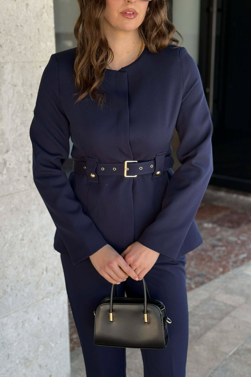 KOSTUM NJË NGJYRËSH XHAKETË ME RRIP+PANTALLONA PËR FEMRA NË NGJYRE BLU - 7