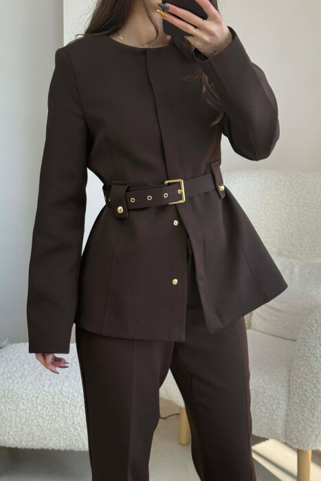 KOSTUM NJË NGJYRËSH XHAKETË ME RRIP+PANTALLONA PËR FEMRA NË NGJYRË KAFE - 4