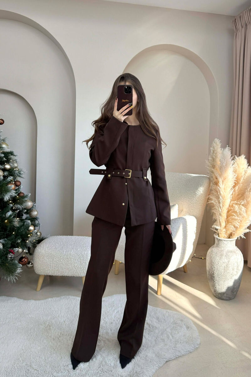 KOSTUM NJË NGJYRËSH XHAKETË ME RRIP+PANTALLONA PËR FEMRA NË NGJYRË KAFE - 2