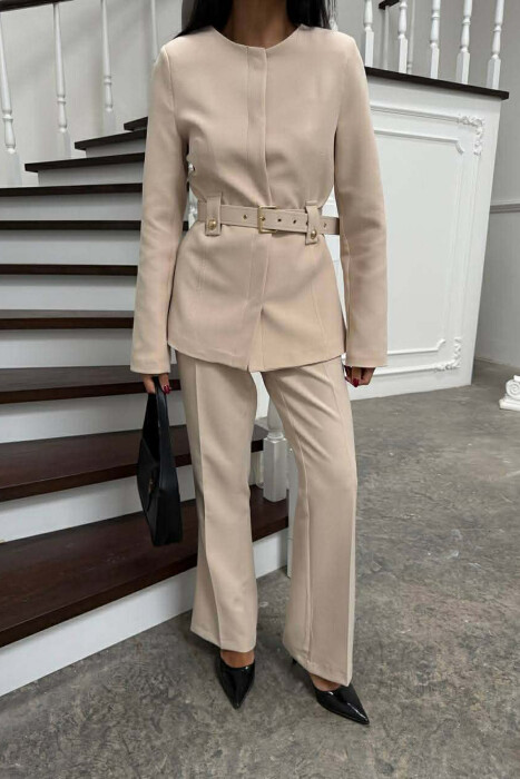 KOSTUM NJË NGJYRËSH XHAKETË ME RRIP+PANTALLONA PËR FEMRA NË NGJYRE KREM - 5