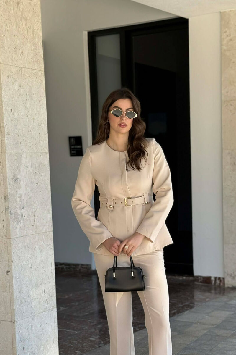 KOSTUM NJË NGJYRËSH XHAKETË ME RRIP+PANTALLONA PËR FEMRA NË NGJYRE KREM - 2