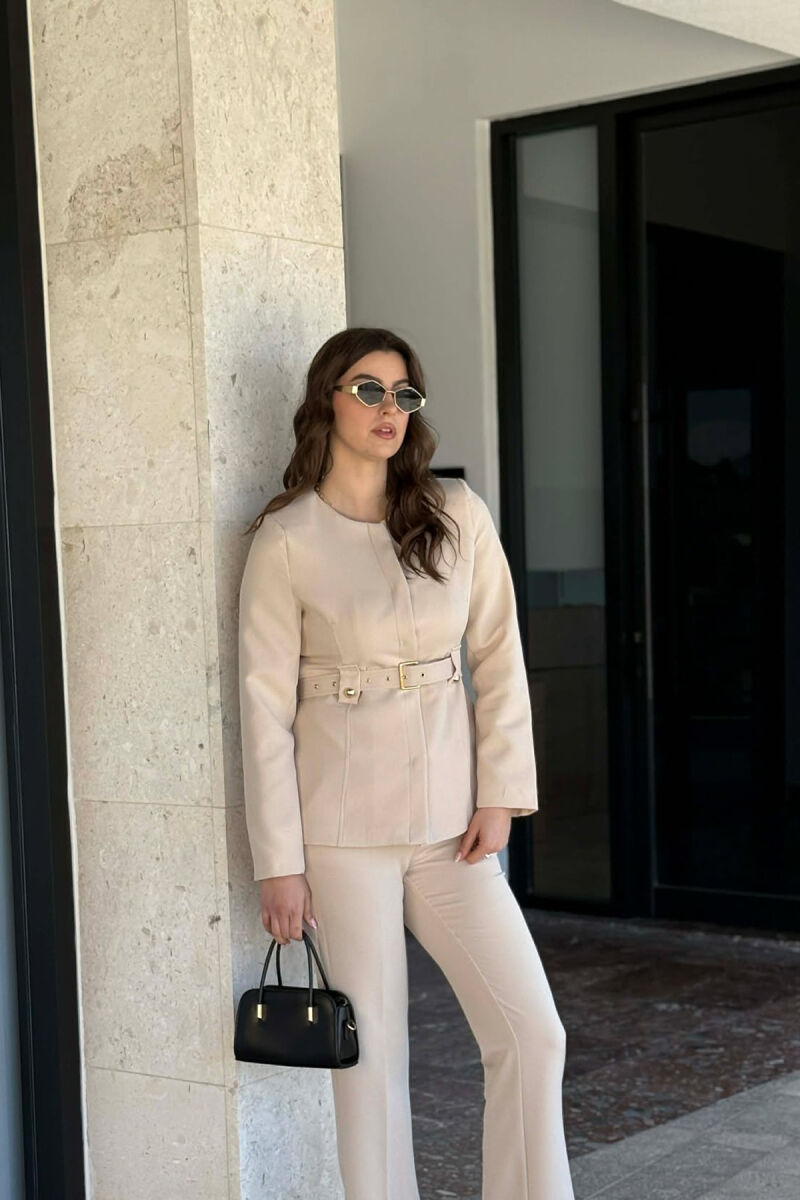 KOSTUM NJË NGJYRËSH XHAKETË ME RRIP+PANTALLONA PËR FEMRA NË NGJYRE KREM - 4