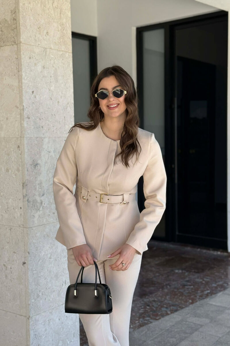 KOSTUM NJË NGJYRËSH XHAKETË ME RRIP+PANTALLONA PËR FEMRA NË NGJYRE KREM - 6