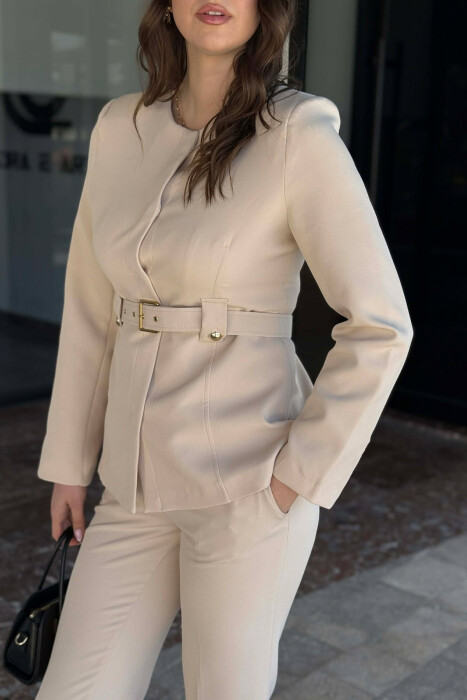 KOSTUM NJË NGJYRËSH XHAKETË ME RRIP+PANTALLONA PËR FEMRA NË NGJYRE KREM - 9