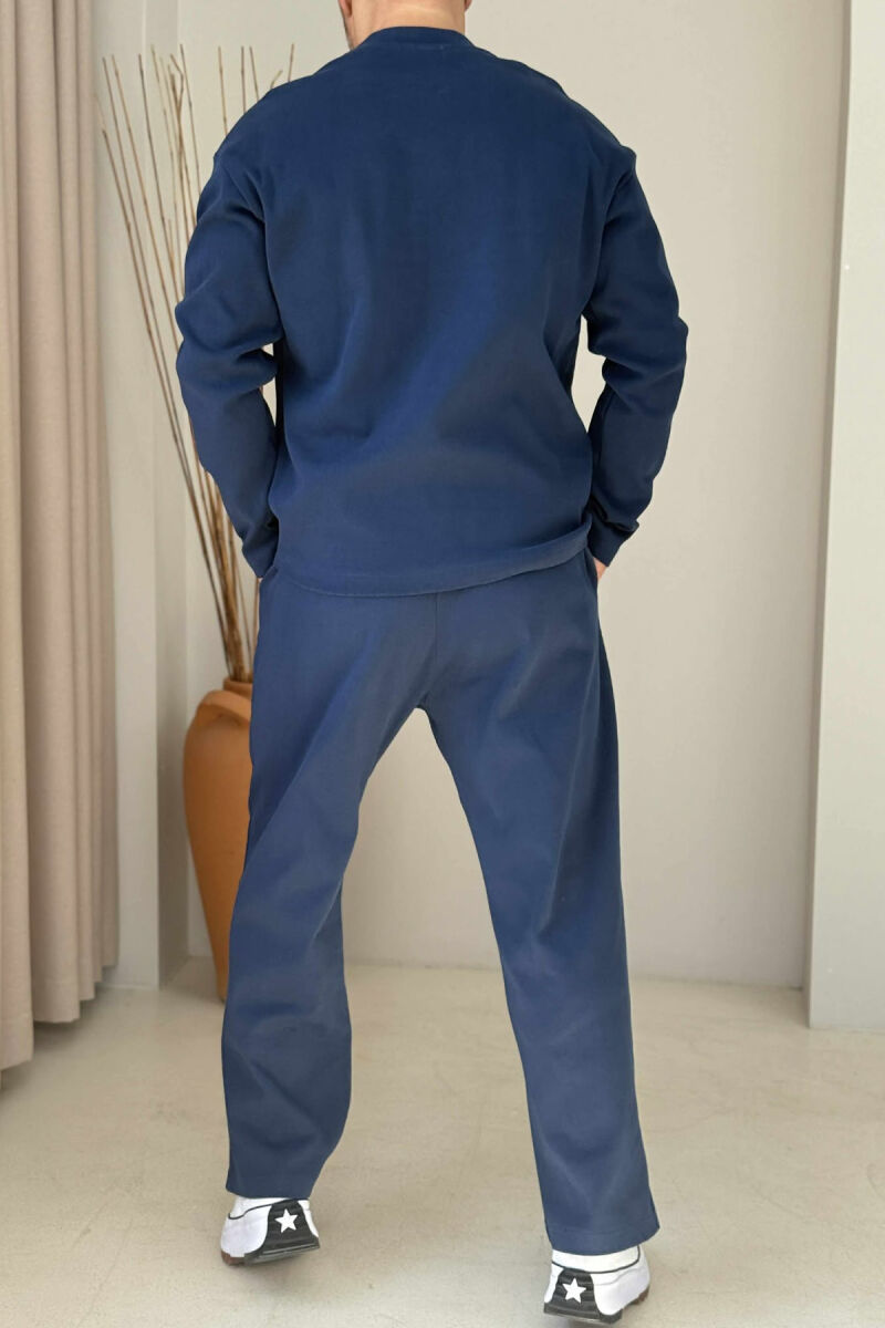 KOSTUM NJËNGJYRËSH BLUZË DHE TUTA PËR MESHKUJ NË NGJYRËN BLU TË ERRËT - 2