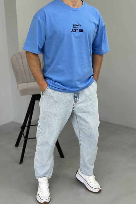 T-SHIRT I THJESHTË ME SHKRIME PËR MESHKUJ NË NGJYRËN BLU 