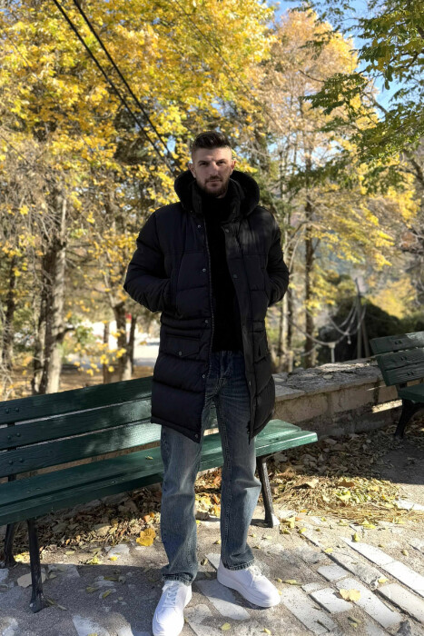 XHUP I GJATË ME KAPUÇ DHE ME DETAJIN E XHEPAVE PËR MESHKUJ NË NGJYRË TË ZEZË - KLAUDIO FASHION