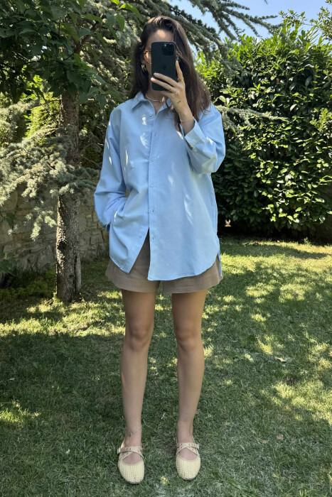 KËMISHË NJË NGJYRËSHE E THJESHTË PËR FEMRA NË NGJYRËN BABY BLUE 