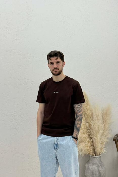 T-SHIRT I THJESHTË ME SHKRIME PËR MESHKUJ NË NGJYRËN KAFE TE ERRET 