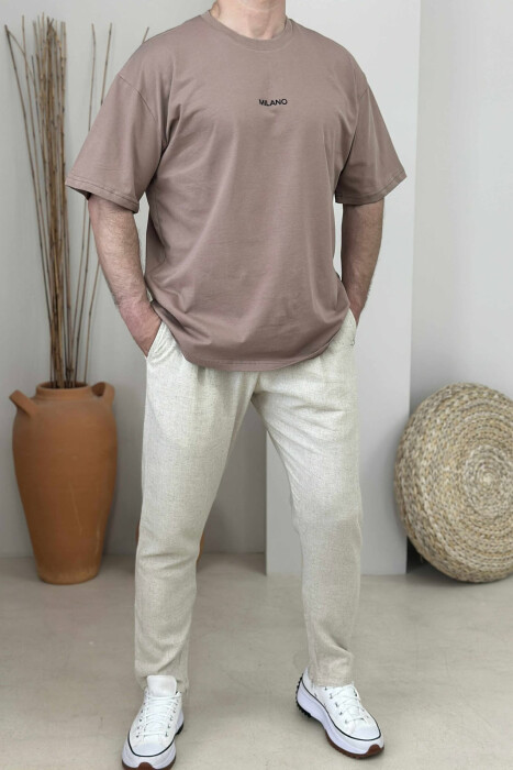 T-SHIRT I THJESHTË ME SHKRIME PËR MESHKUJ NË NGJYRËN KAFE E ZBARDHUR 