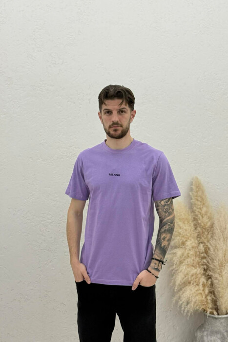 T-SHIRT I THJESHTË ME SHKRIME PËR MESHKUJ NË NGJYRËN LEJLA 