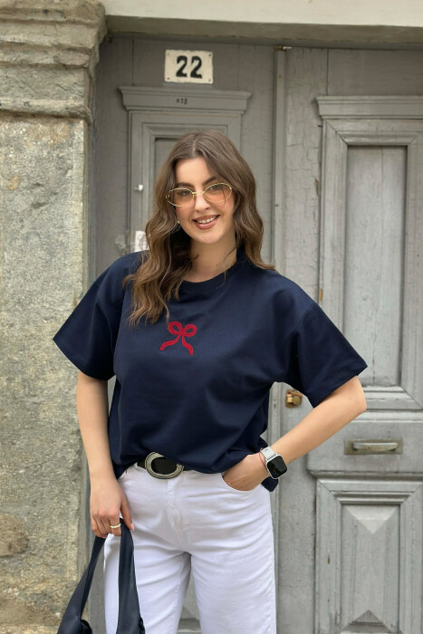 T-SHIRT NJE NGJYRESH ME DIZAJNIN E FJONGOS PER FEMRA NE NGJYRE BLU 