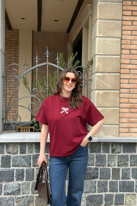 T-SHIRT NJE NGJYRESH ME DIZAJNIN E FJONGOS PER FEMRA NE NGJYRE VISHNJE 