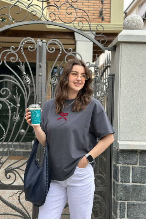 T-SHIRT NJE NGJYRESH ME DIZAJNIN E FJONGOS PER FEMRA NE NGJYRE GRI TE ERRET 