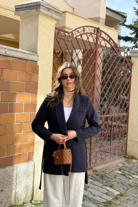 XHAKETE E THJESHTE KLASIKE DHE ME DETAJIN E LIDHSEVE PER FEMRA NE NGJYRE BLU TE ERRET - KLAUDIO FASHION