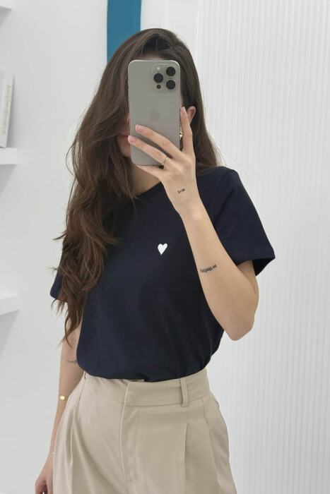 T-SHIRT NJË NGJYRËSH ME LOGON E ZEMRËS PËR FEMRA NË NGJYRËN BLU E ERRËT 