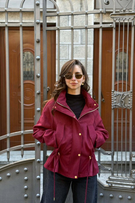 XHAKETE NJE NGJYRESHE ME KAPUC PER FEMRA NE NGJYRE VISHNJE - KLAUDIO FASHION