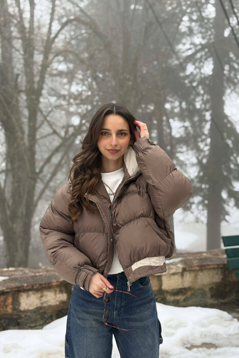 ONE COLOR HOODED ZIPPER CROPPED WOMAN PUFFER JACKET BROWN/KAFE - KLAUDIO FASHION