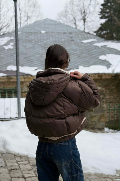 ONE COLOR HOODED ZIPPER CROPPED WOMAN PUFFER JACKET DARK BROWN/KAE - 5