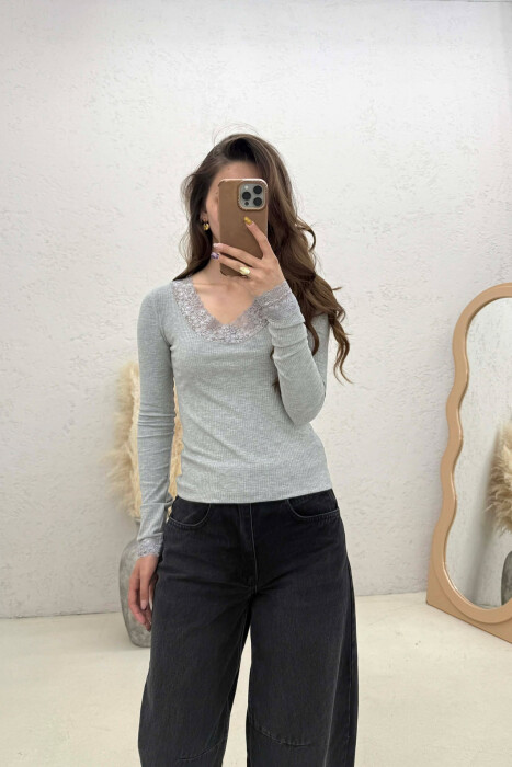 BLUZE ME MENGE TE GJATA DHE DETAJ DANTELLE PER FEMRA NE NGJYRE GRI - KLAUDIO FASHION