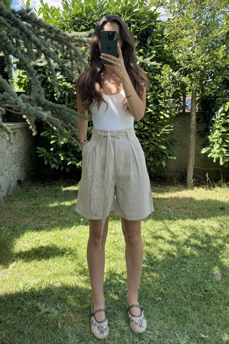 PANTALLONA TË SHKURTRA NJË NGJYRËSHE ME DETAJIN E LIDHSES PËR FEMRA NË NGJYRËN KREM - KLAUDIO FASHION