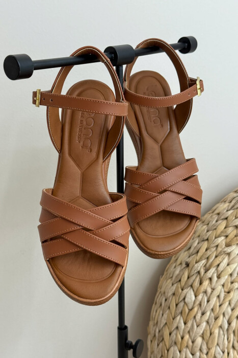 ONE COLOR PLATFORM WOMEN SANDALS BROWN/KAFE - 3