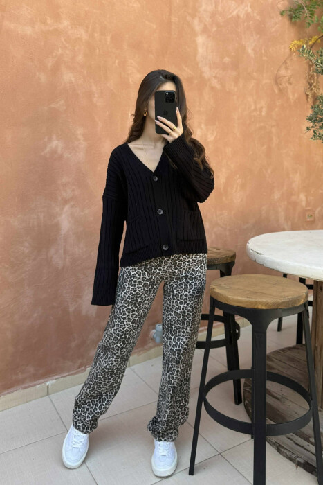 PULOVËR NJË NGJYRËSHE ME XHEPA PËR FEMRA NË NGJYRËN E ZEZË 