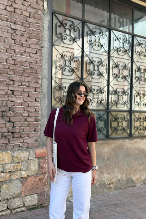 T-SHIRT NJE NGJYRESH ME JAKE POLO PER FEMRA NE NGJYRE VISHNJE + 6 PALE ÇORAPE DHURATE 