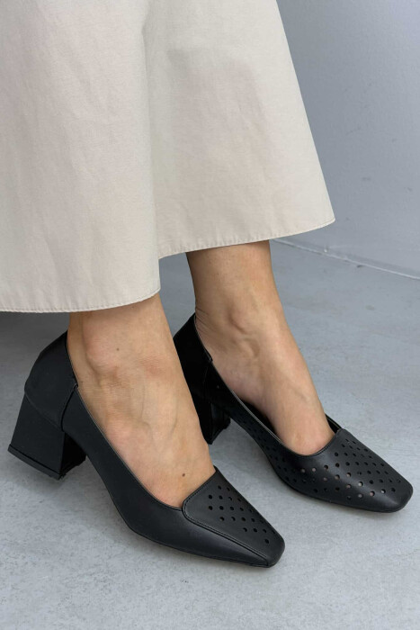 KËPUCE NJË NGJYRËSHE ME GJYSMË TAKË NË NGJYRË E ZEZË - KLAUDIO FASHION