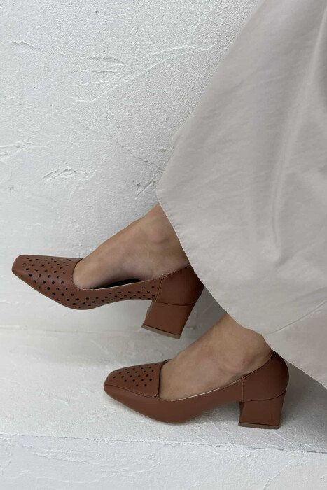 KËPUCE NJË NGJYRËSHE ME GJYSMË TAKË NË NGJYRË KAFE - KLAUDIO FASHION