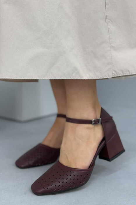 KËPUCE NJË NGJYRËSHE ME GJYSMË TAKË NË NGJYRË VISHNJË - KLAUDIO FASHION