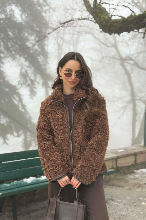 PALLTO NJE NGJYRESHE ME GEZOF DHE XHEPA NE PJESEN PARA PER FEMRA NE NGJYRE KAFE 