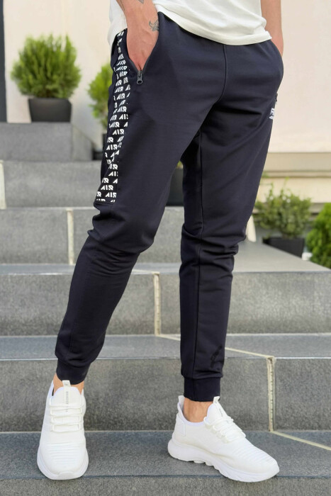 ONE COLOR SIDE WRITTINGS MEN SWEATPANTS DARK BLUE/BEE - KLAUDIO FASHION