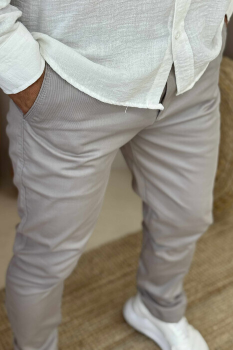 PANTALLONA NJË NGJYRËSHE TË THJESHTA PËR MESHKUJ NË NGJYRËN GRI E ZBARDHUR - 2